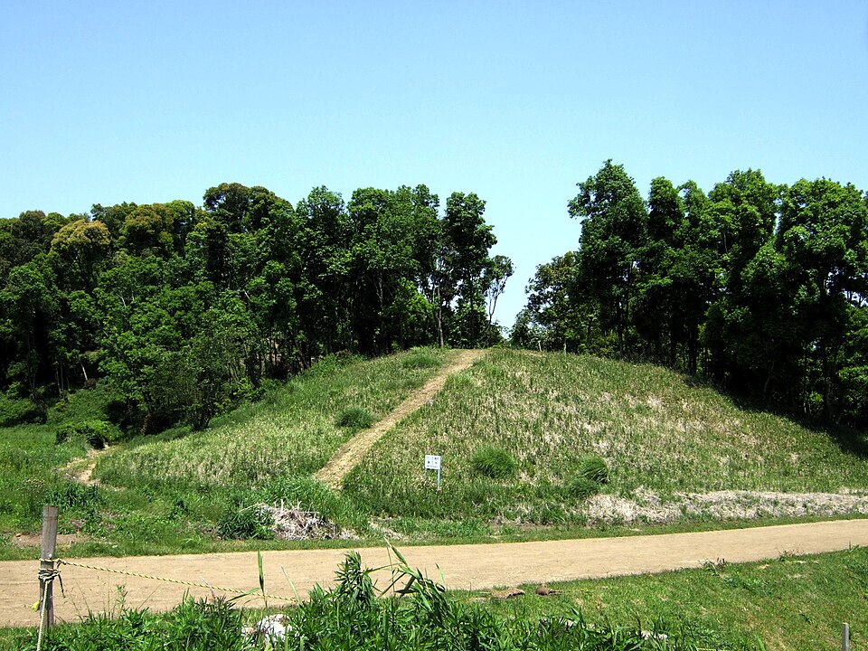 Ikime Burial Mounds and Yukokan