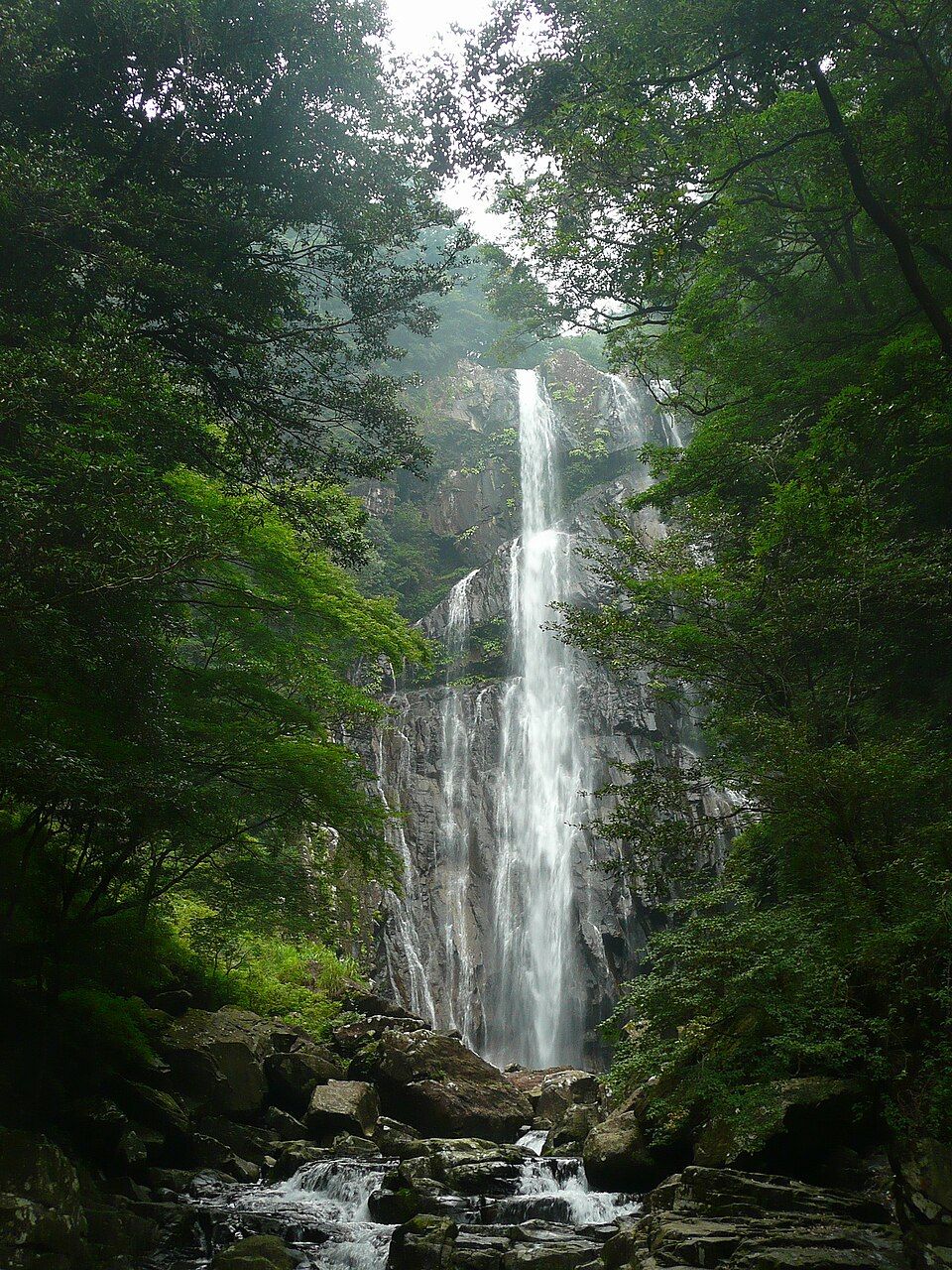 Cascada Yaken (monte Osuzu)
